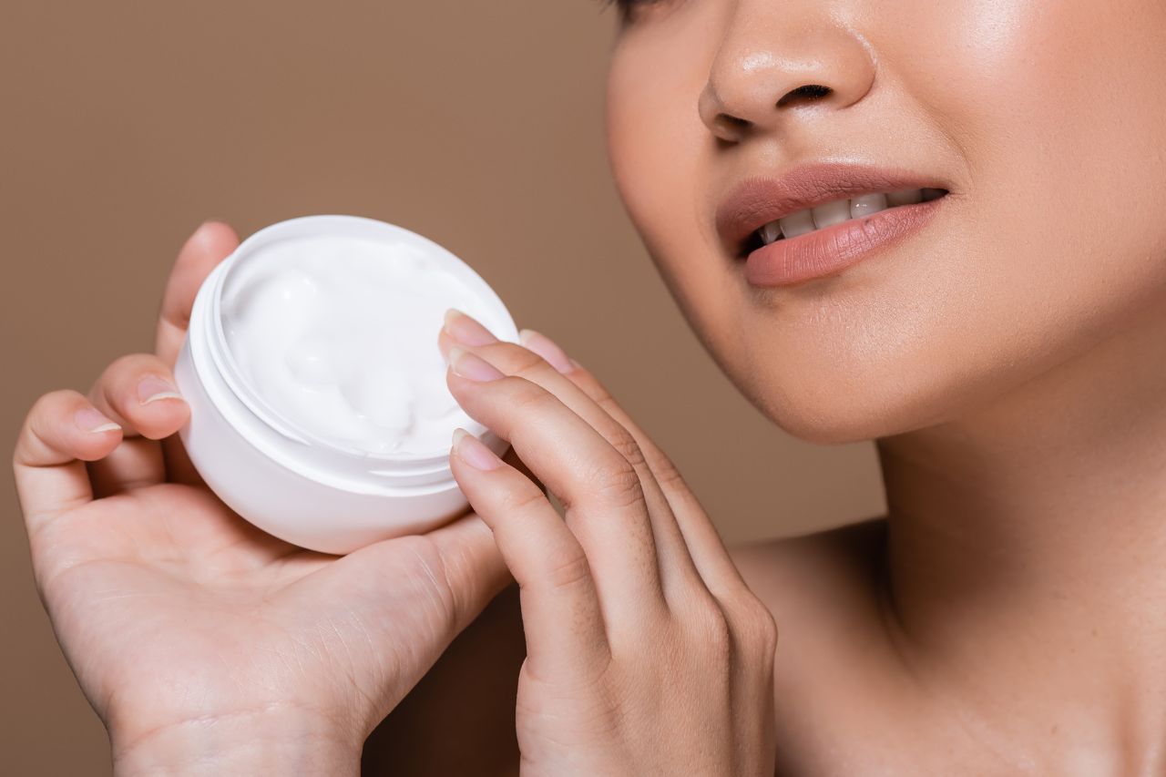 CBD-acne-hudpleje-creme-applikation