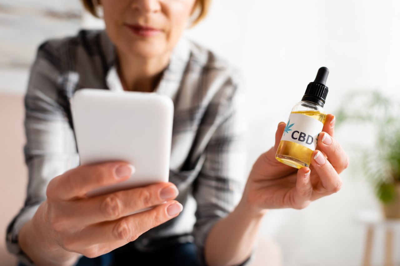 
CBD-aldring_Haandholdt-Produkt_Online-Forskning