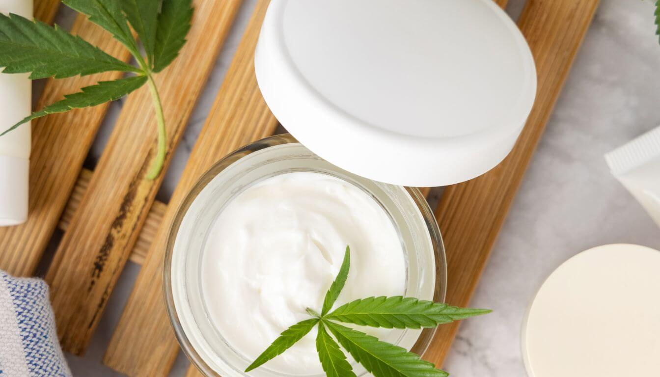 åbnet-flødekrukke-med-grønne-cannabis-blade-top